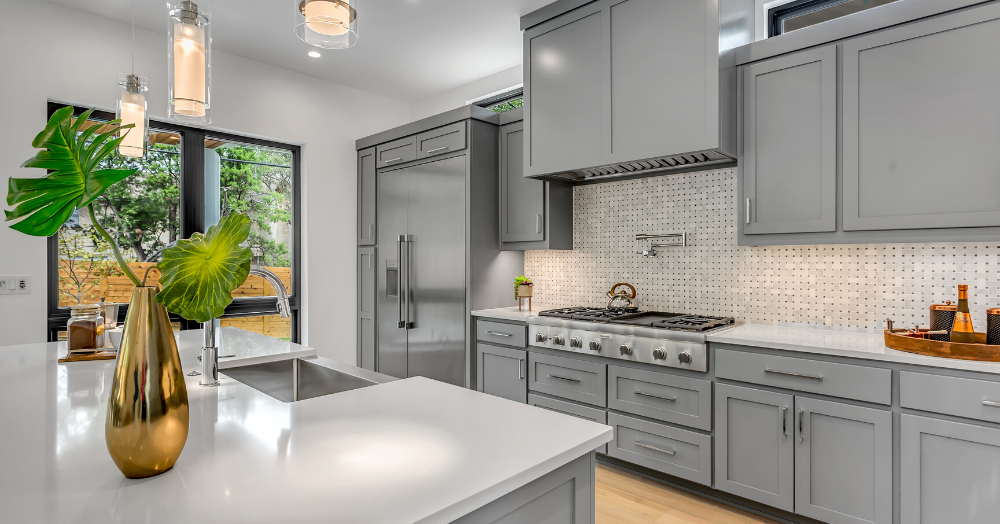 https://www.lilyanncabinets.com/media/mageplaza/blog/post/g/r/grey_painted_shaker_kitchen_cabinets.png