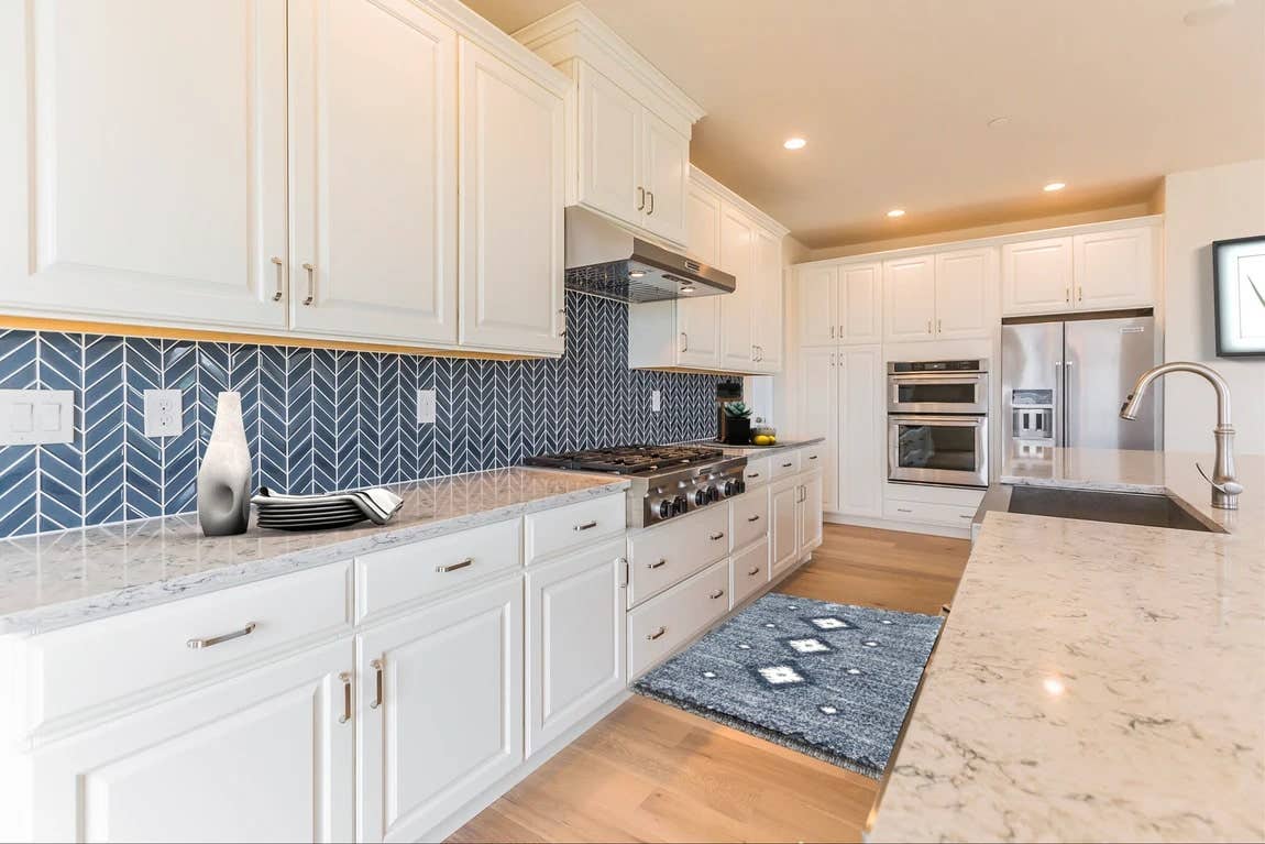 11 Fresh Kitchen Backsplash Ideas for White Cabinets