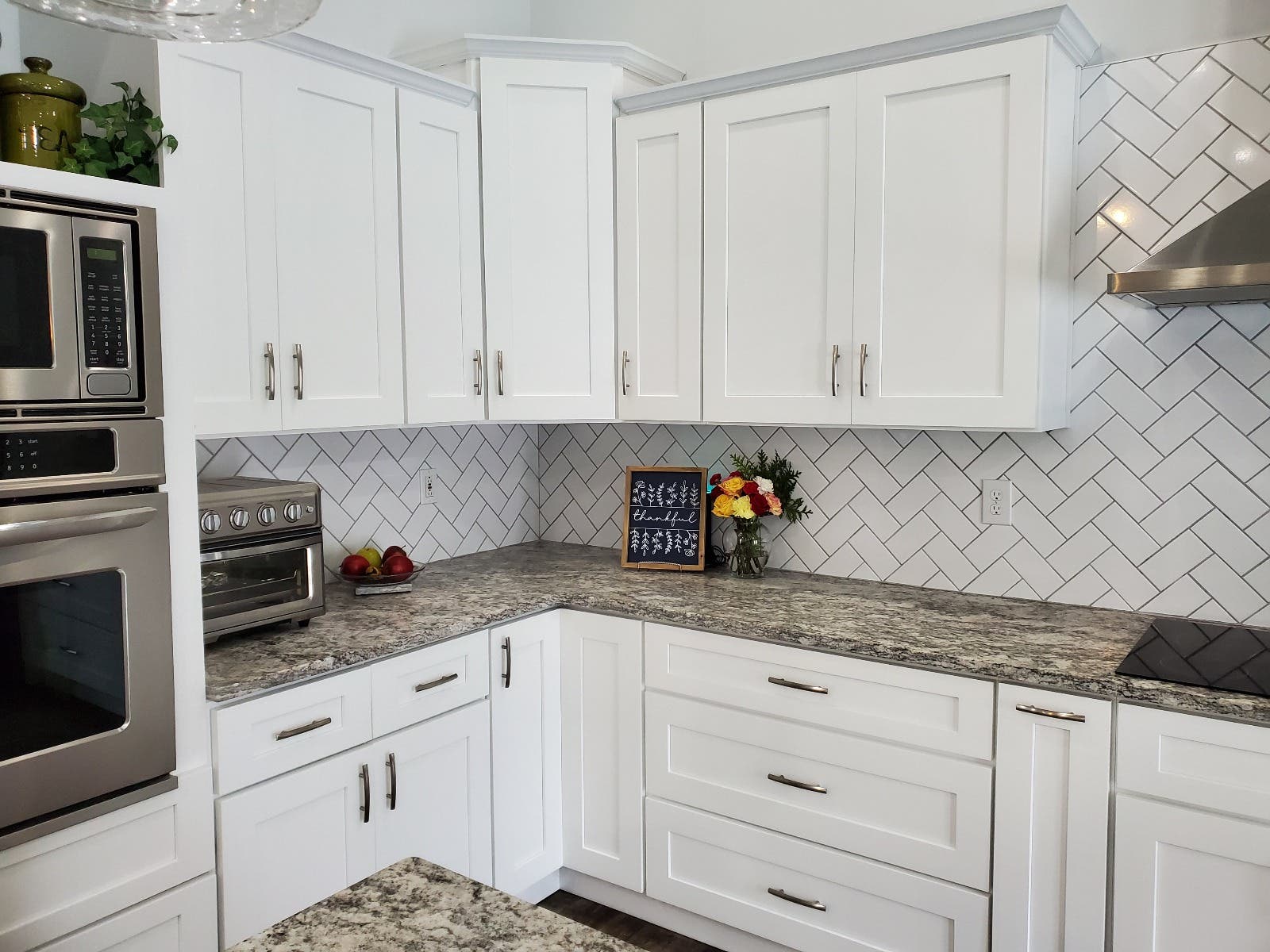 white shaker painted kitchen cabinets