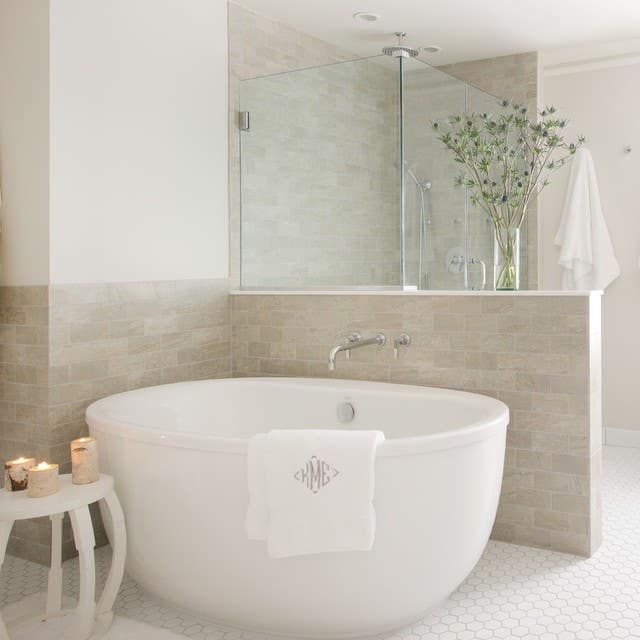 white minimalist standing tub 