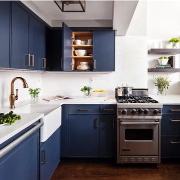 All The Perks Of Navy Cabinets, Navy Kitchen Cabinets With Black Hardware