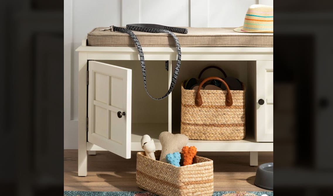 Baskets storage idea for mudroom 