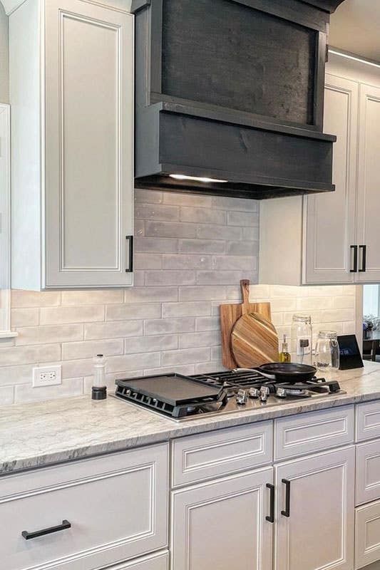 White kitchen cabinets with black matt hardware