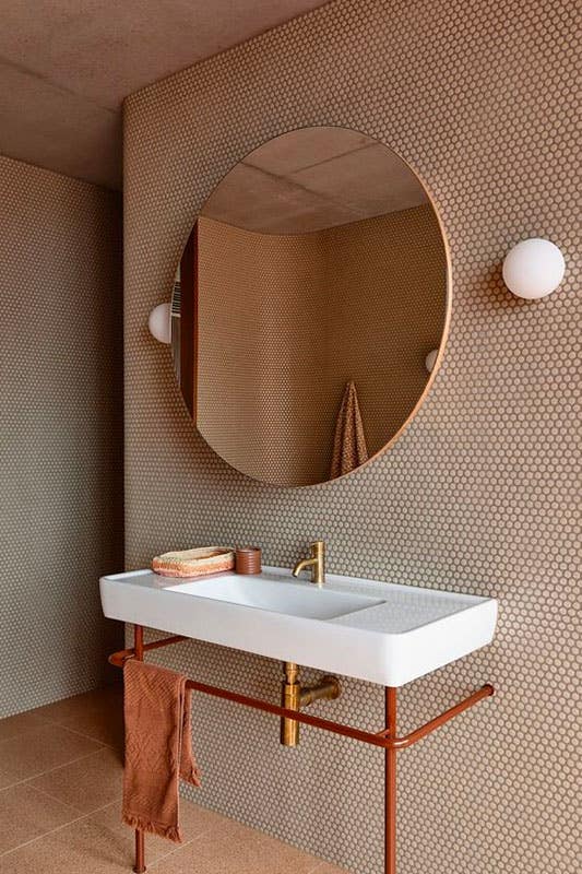 freestanding sinks with round shape mirror