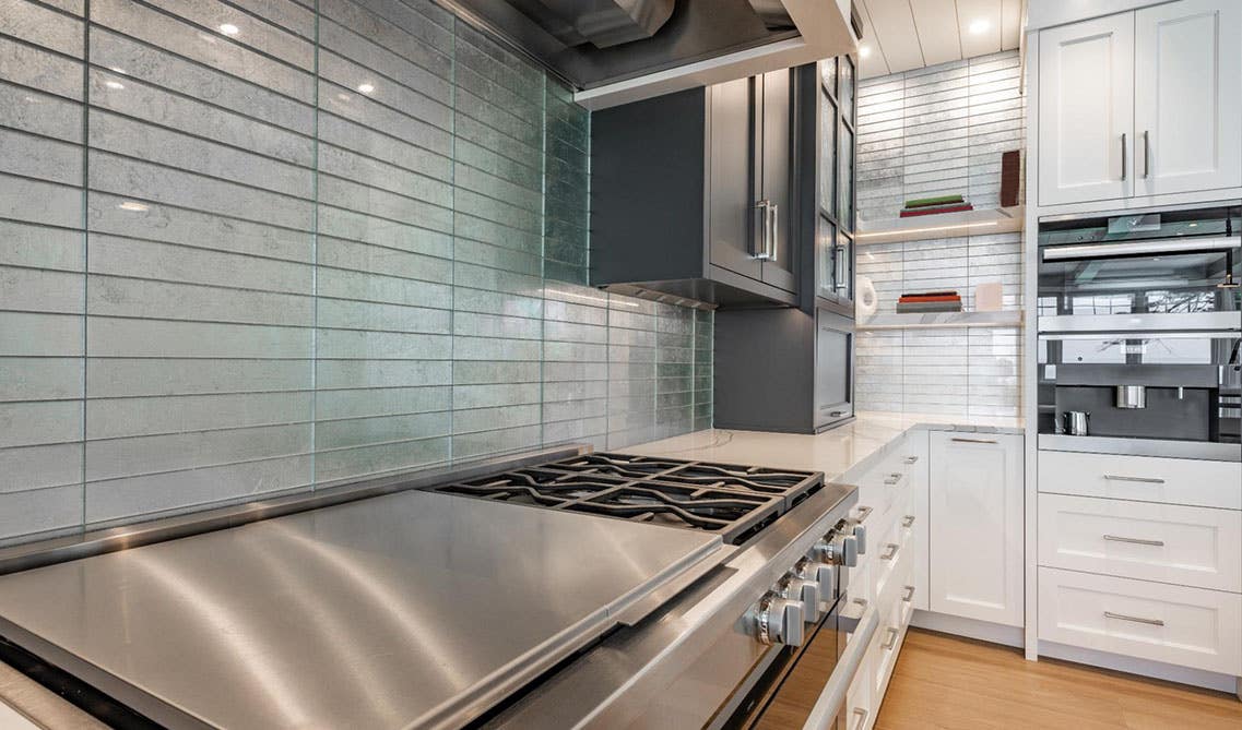 Glass backsplash with gray cabinets 