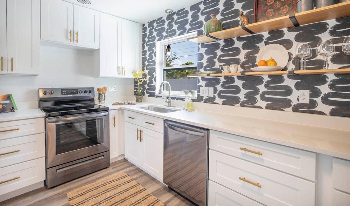 White Shaker Elite cabinets paired with pattern backsplash 