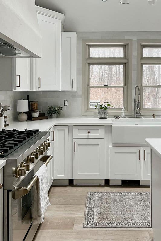 Kitchen with white cabinets and Minimalist Handles, Farmhouse Sink, Wooden Flooring 