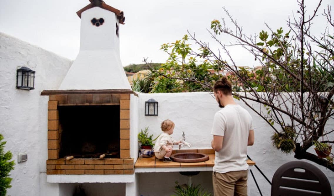 Wood-Fired Outdoor Pizza Oven in outdoor kitchen design 