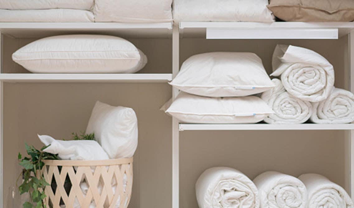 Open bathroom shelves for towels 