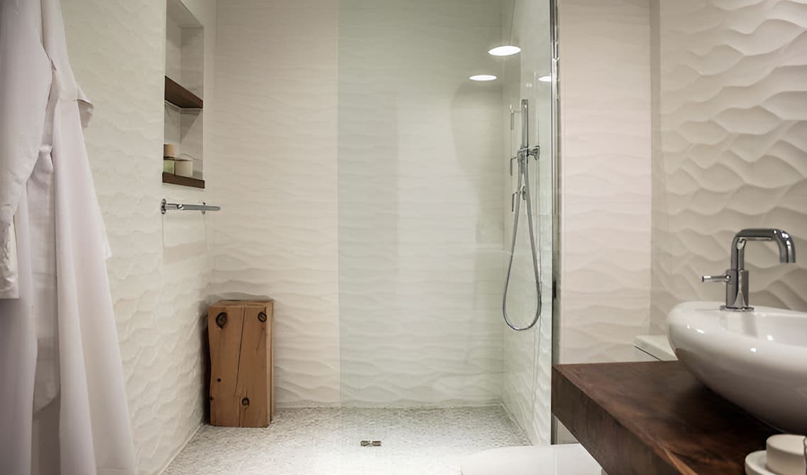 Bathroom design with textured wall 