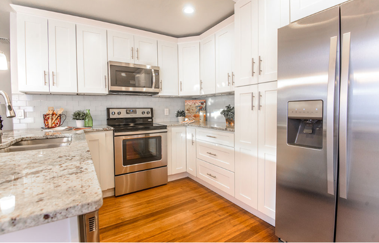 U-Shaped 10x10 Kitchen with white shaker cabinets small island