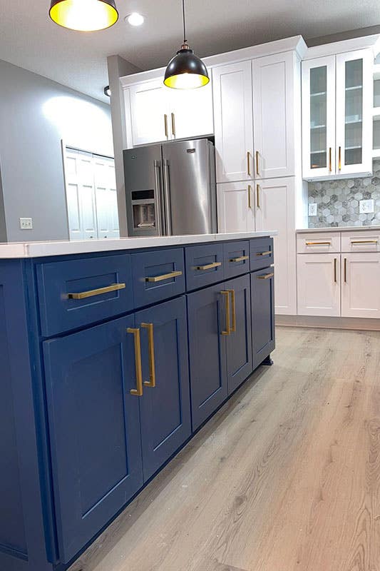 Kitchen design with White Shaker Elite wall cabinets and Navy Blue Shaker island cabinets