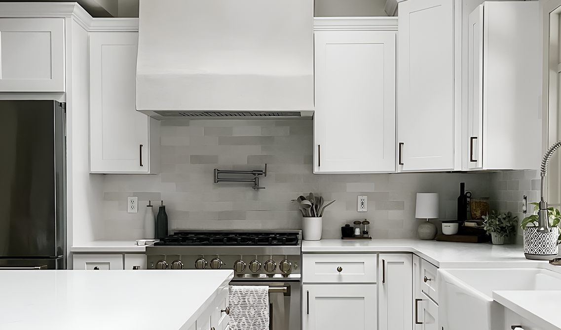 White shaker cabinet kitchen paired with black matt hardware