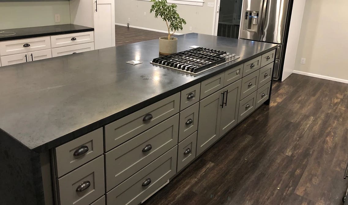 black drawer pulls on gray shaker cabinet