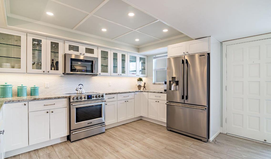 Summit Shaker White paired with concrete countertop and stainless steel appliances 