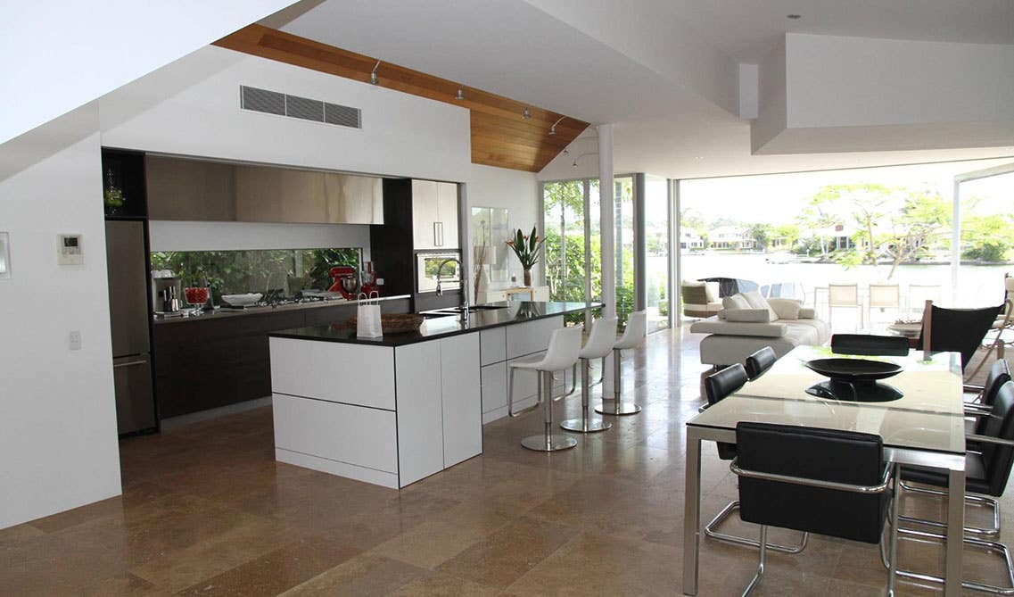 Open kitchen design with large kitchen island and undermount sink, 3 chairs