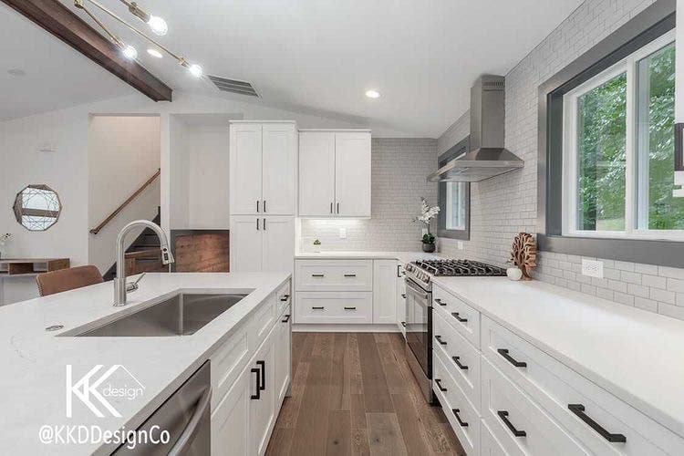 Modern Kitchen with White shaker Cabinets, matt black hardware, SPC flooring and stainless steel appliances